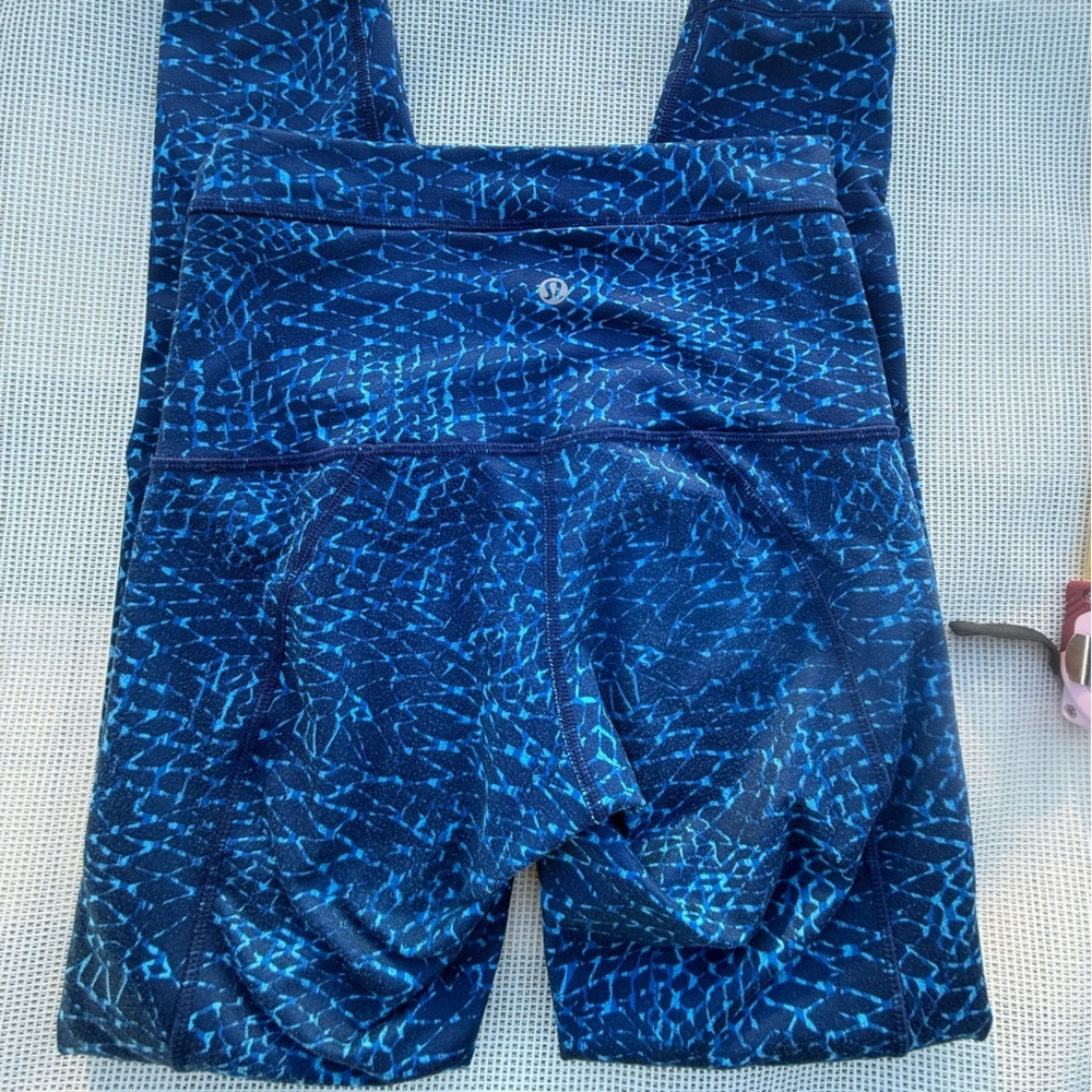 Lululemon Athletica Women’s size4 Blue Patterned Leggings with Crisscross Detai - Picture 3 of 8